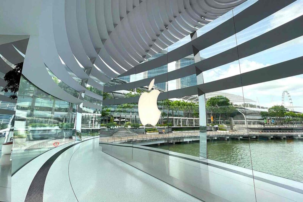 Apple Logo in Apple Store level 1 Marina Bay Sands