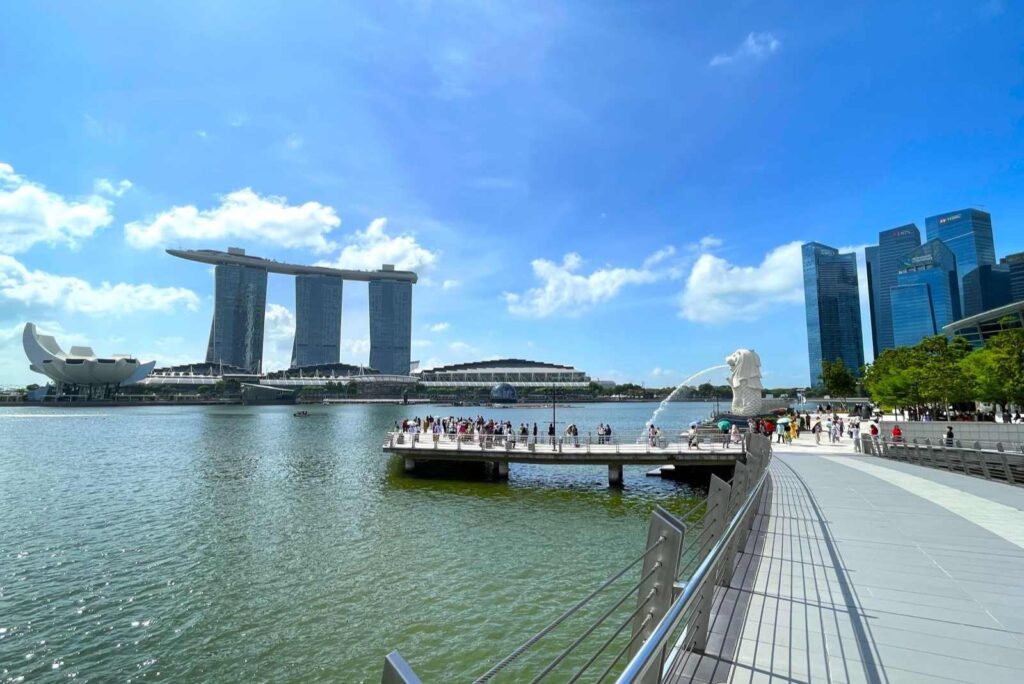 Jubilee Bridge + Merlion Park + Marina Bay view